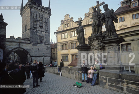 ( REPUBBLICA CECA ) PRAGA : IL PONTE CARLO ( KARLUV MOST ) - © 1986 Graziano Arici/Rosebud2 / GEO / HOTEL TRE STRUZZI