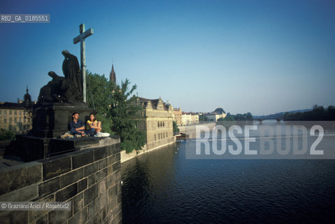 ( REPUBBLICA CECA ) PRAGA : IL FIUME MOLDAVA E IL PONTE CARLO ( KARLUV MOST ) - © 1986 Graziano Arici/Rosebud2 / GEO