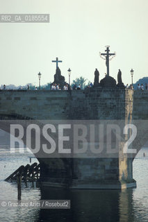 ( REPUBBLICA CECA ) PRAGA : IL FIUME MOLDAVA E IL PONTE CARLO ( KARLUV MOST ) - © 1986 Graziano Arici/Rosebud2 / GEO