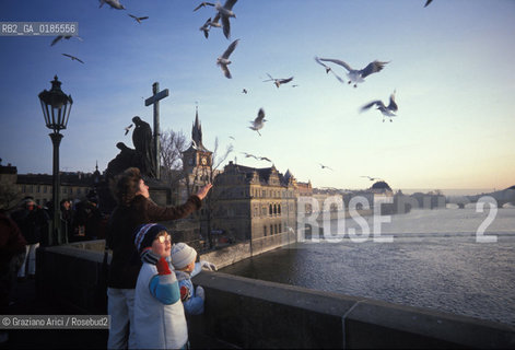 ( REPUBBLICA CECA ) PRAGA : IL FIUME MOLDAVA E IL PONTE CARLO ( KARLUV MOST ) - © 1986 Graziano Arici/Rosebud2 / GEO