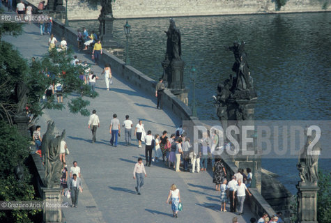 ( REPUBBLICA CECA ) PRAGA : IL FIUME MOLDAVA E IL PONTE CARLO ( KARLUV MOST ) - © 1986 Graziano Arici/Rosebud2 / GEO