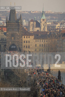 ( REPUBBLICA CECA ) PRAGA : IL FIUME MOLDAVA E IL PONTE CARLO ( KARLUV MOST ) - © 1986 Graziano Arici/Rosebud2 / GEO