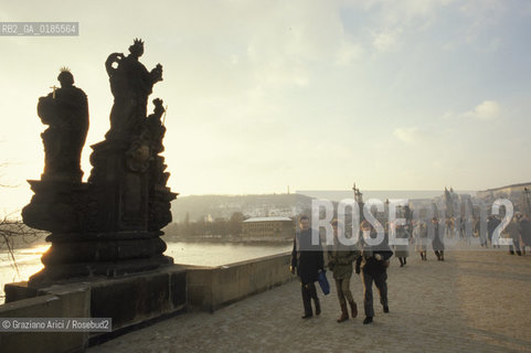 ( REPUBBLICA CECA ) PRAGA : IL FIUME MOLDAVA E IL PONTE CARLO ( KARLUV MOST ) - © 1986 Graziano Arici/Rosebud2 / GEO