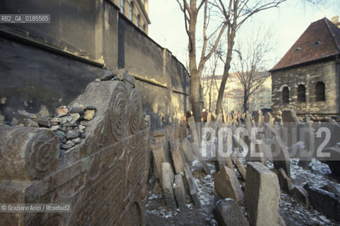 ( REPUBBLICA CECA ) PRAGA : JOSEFOV ( GHETTO EBRAICO )  - BETH-HACHAJIM ( ANTICO CIMITERO EBRAICO ) - TOMBA DEL RABBINO LOW ( JAHUDA LIVA BEN BEZALEL )- © 1986 Graziano Arici/Rosebud2 / GEO / LAPIDE / SASSO / EBREI