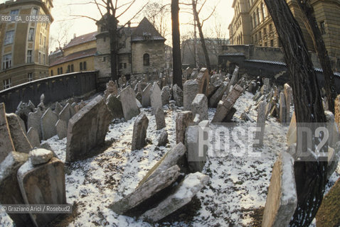 ( REPUBBLICA CECA ) PRAGA : JOSEFOV ( GHETTO EBRAICO )  - BETH-HACHAJIM ( ANTICO CIMITERO EBRAICO ) - © 1986 Graziano Arici/Rosebud2 / GEO / LAPIDE / EBREI