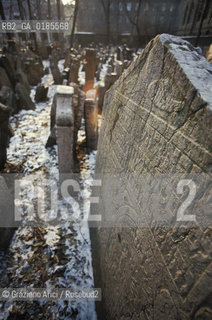 ( REPUBBLICA CECA ) PRAGA : JOSEFOV ( GHETTO EBRAICO )  - BETH-HACHAJIM ( ANTICO CIMITERO EBRAICO ) - © 1986 Graziano Arici/Rosebud2 / GEO / LAPIDE / EBREI