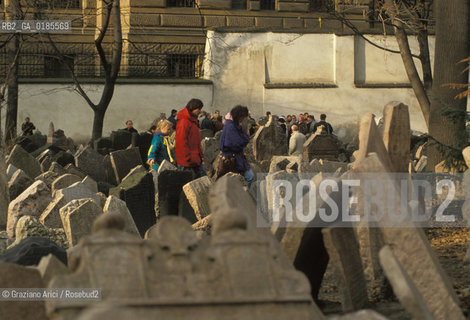 ( REPUBBLICA CECA ) PRAGA : JOSEFOV ( GHETTO EBRAICO )  - BETH-HACHAJIM ( ANTICO CIMITERO EBRAICO ) - © 1986 Graziano Arici/Rosebud2 / GEO / LAPIDE / EBREI