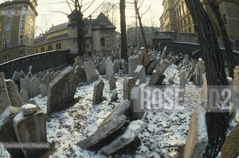 ( REPUBBLICA CECA ) PRAGA : JOSEFOV ( GHETTO EBRAICO )  - BETH-HACHAJIM ( ANTICO CIMITERO EBRAICO ) - © 1986 Graziano Arici/Rosebud2 / GEO / LAPIDE / EBREI