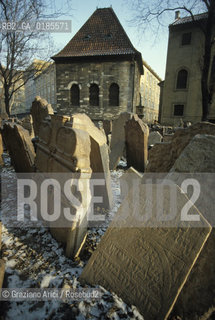 ( REPUBBLICA CECA ) PRAGA : JOSEFOV ( GHETTO EBRAICO )  - BETH-HACHAJIM ( ANTICO CIMITERO EBRAICO ) E SINAGOGA PINKAS - © 1986 Graziano Arici/Rosebud2 / GEO / LAPIDE / EBREI