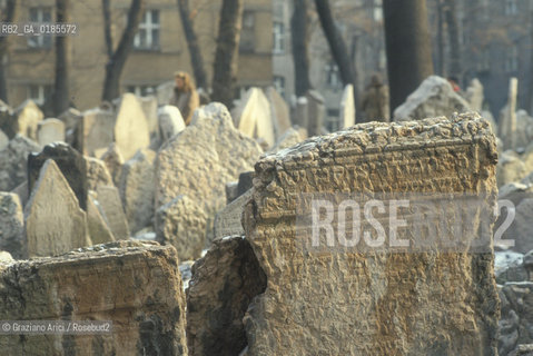 ( REPUBBLICA CECA ) PRAGA : JOSEFOV ( GHETTO EBRAICO )  - BETH-HACHAJIM ( ANTICO CIMITERO EBRAICO ) - © 1986 Graziano Arici/Rosebud2 / GEO / LAPIDE / EBREI