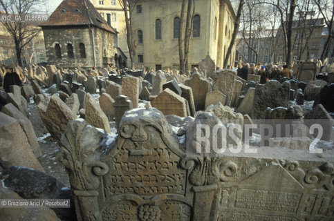 ( REPUBBLICA CECA ) PRAGA : JOSEFOV ( GHETTO EBRAICO )  - BETH-HACHAJIM ( ANTICO CIMITERO EBRAICO ) - © 1986 Graziano Arici/Rosebud2 / GEO / LAPIDE / EBREI