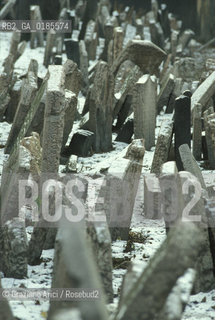 ( REPUBBLICA CECA ) PRAGA : JOSEFOV ( GHETTO EBRAICO )  - BETH-HACHAJIM ( ANTICO CIMITERO EBRAICO ) - © 1986 Graziano Arici/Rosebud2 / GEO / LAPIDE / EBREI / NEVE