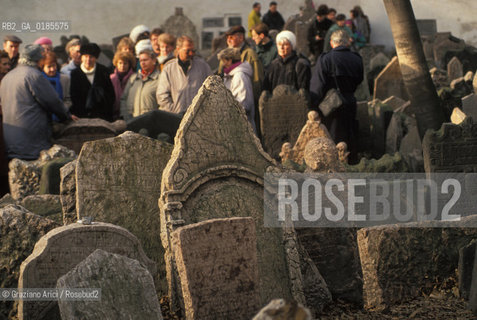 ( REPUBBLICA CECA ) PRAGA : JOSEFOV ( GHETTO EBRAICO )  - BETH-HACHAJIM ( ANTICO CIMITERO EBRAICO ) - © 1986 Graziano Arici/Rosebud2 / GEO / LAPIDE / EBREI