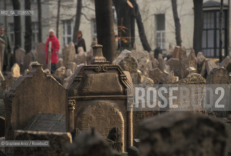 ( REPUBBLICA CECA ) PRAGA : JOSEFOV ( GHETTO EBRAICO )  - BETH-HACHAJIM ( ANTICO CIMITERO EBRAICO ) - © 1986 Graziano Arici/Rosebud2 / GEO / LAPIDE / EBREI