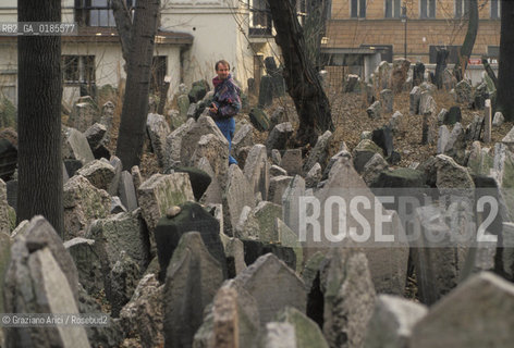 ( REPUBBLICA CECA ) PRAGA : JOSEFOV ( GHETTO EBRAICO )  - BETH-HACHAJIM ( ANTICO CIMITERO EBRAICO ) - © 1986 Graziano Arici/Rosebud2 / GEO / LAPIDE / EBREI