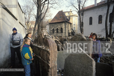 ( REPUBBLICA CECA ) PRAGA : JOSEFOV ( GHETTO EBRAICO )  - BETH-HACHAJIM ( ANTICO CIMITERO EBRAICO ) - TOMBA DEL RABBINO LOW ( JAHUDA LIVA BEN BEZALEL )- © 1986 Graziano Arici/Rosebud2 / GEO / LAPIDE  / EBREI / SASSO
