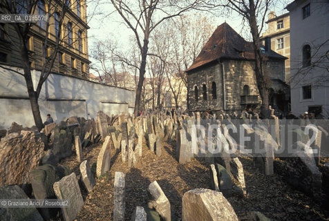 ( REPUBBLICA CECA ) PRAGA : JOSEFOV ( GHETTO EBRAICO )  - BETH-HACHAJIM ( ANTICO CIMITERO EBRAICO )  E SINAGOGA PINKAS - © 1986 Graziano Arici/Rosebud2 / GEO / LAPIDE / EBREI