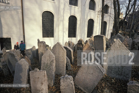 ( REPUBBLICA CECA ) PRAGA : JOSEFOV ( GHETTO EBRAICO )  - BETH-HACHAJIM ( ANTICO CIMITERO EBRAICO ) - © 1986 Graziano Arici/Rosebud2 / GEO / LAPIDE / EBREI