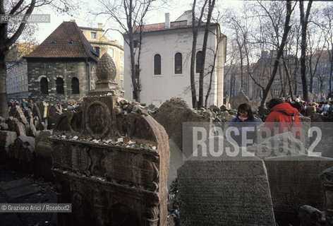 ( REPUBBLICA CECA ) PRAGA : JOSEFOV ( GHETTO EBRAICO )  - BETH-HACHAJIM ( ANTICO CIMITERO EBRAICO ) - TOMBA DEL RABBINO LOW ( JAHUDA LIVA BEN BEZALEL )- © 1986 Graziano Arici/Rosebud2 / GEO / LAPIDE  / EBREI / SASSO