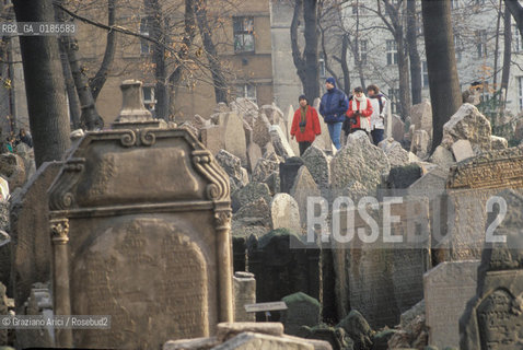 ( REPUBBLICA CECA ) PRAGA : JOSEFOV ( GHETTO EBRAICO )  - BETH-HACHAJIM ( ANTICO CIMITERO EBRAICO ) - © 1986 Graziano Arici/Rosebud2 / GEO / LAPIDE / EBREI
