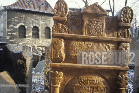 ( REPUBBLICA CECA ) PRAGA : JOSEFOV ( GHETTO EBRAICO )  - BETH-HACHAJIM ( ANTICO CIMITERO EBRAICO ) E LA SINAGOGA PINKAS - © 1986 Graziano Arici/Rosebud2 / GEO / LAPIDE / EBREI