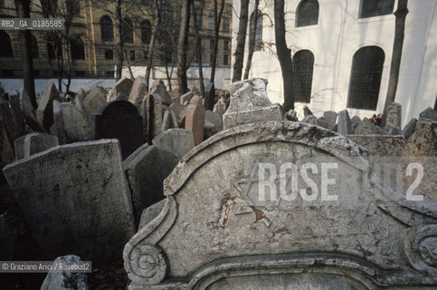 ( REPUBBLICA CECA ) PRAGA : JOSEFOV ( GHETTO EBRAICO )  - BETH-HACHAJIM ( ANTICO CIMITERO EBRAICO ) - © 1986 Graziano Arici/Rosebud2 / GEO / LAPIDE / EBREI