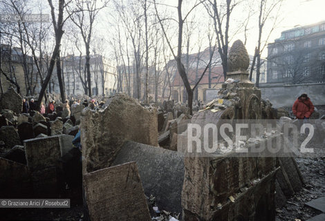 REPUBBLICA CECA ) PRAGA : JOSEFOV ( GHETTO EBRAICO )  - BETH-HACHAJIM ( ANTICO CIMITERO EBRAICO ) - TOMBA DEL RABBINO LOW ( JAHUDA LIVA BEN BEZALEL )- © 1986 Graziano Arici/Rosebud2 / GEO / LAPIDE  / EBREI / SASSO