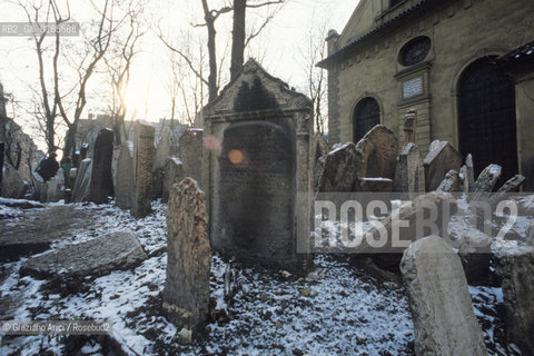 ( REPUBBLICA CECA ) PRAGA : JOSEFOV ( GHETTO EBRAICO )  - BETH-HACHAJIM ( ANTICO CIMITERO EBRAICO ) - © 1986 Graziano Arici/Rosebud2 / GEO / LAPIDE / EBREI