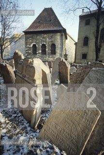 ( REPUBBLICA CECA ) PRAGA : JOSEFOV ( GHETTO EBRAICO )  - BETH-HACHAJIM ( ANTICO CIMITERO EBRAICO ) E LA SINAGOGA PINKAS - © 1986 Graziano Arici/Rosebud2 / GEO / LAPIDE / EBREI