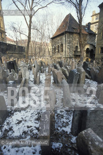 ( REPUBBLICA CECA ) PRAGA : JOSEFOV ( GHETTO EBRAICO )  - BETH-HACHAJIM ( ANTICO CIMITERO EBRAICO ) - © 1986 Graziano Arici/Rosebud2 / GEO / LAPIDE / EBREI