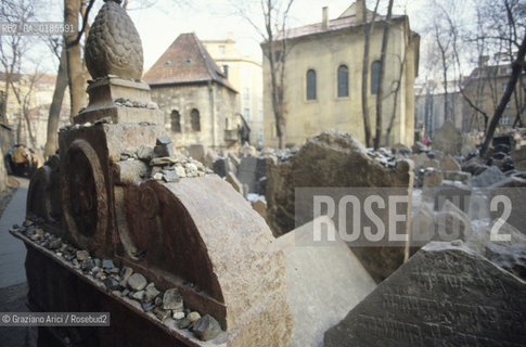 ( REPUBBLICA CECA ) PRAGA : JOSEFOV ( GHETTO EBRAICO )  - BETH-HACHAJIM ( ANTICO CIMITERO EBRAICO ) - TOMBA DEL RABBINO LOW ( JAHUDA LIVA BEN BEZALEL )- © 1986 Graziano Arici/Rosebud2 / GEO / LAPIDE  / EBREI / SASSO