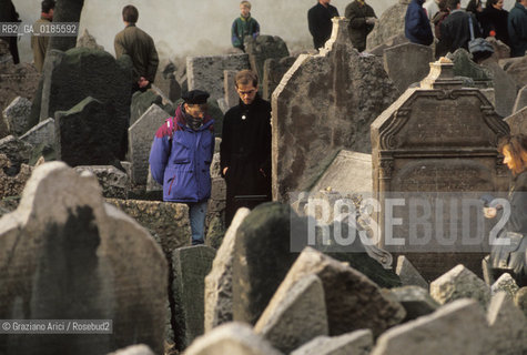 ( REPUBBLICA CECA ) PRAGA : JOSEFOV ( GHETTO EBRAICO )  - BETH-HACHAJIM ( ANTICO CIMITERO EBRAICO ) - © 1986 Graziano Arici/Rosebud2 / GEO / LAPIDE / EBREI