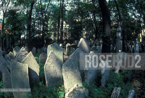 ( REPUBBLICA CECA ) PRAGA : JOSEFOV ( GHETTO EBRAICO )  - BETH-HACHAJIM ( ANTICO CIMITERO EBRAICO ) - © 1986 Graziano Arici/Rosebud2 / GEO / LAPIDE / EBREI