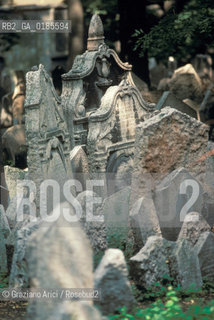 ( REPUBBLICA CECA ) PRAGA : JOSEFOV ( GHETTO EBRAICO )  - BETH-HACHAJIM ( ANTICO CIMITERO EBRAICO ) - © 1986 Graziano Arici/Rosebud2 / GEO / LAPIDE / EBREI
