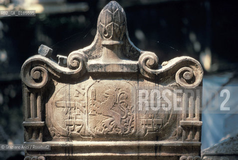 ( REPUBBLICA CECA ) PRAGA : JOSEFOV ( GHETTO EBRAICO )  - BETH-HACHAJIM ( ANTICO CIMITERO EBRAICO ) - © 1986 Graziano Arici/Rosebud2 / GEO / LAPIDE / EBREI / LEONE