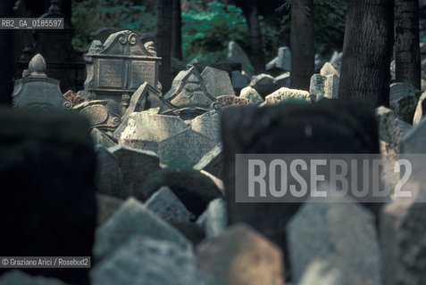 ( REPUBBLICA CECA ) PRAGA : JOSEFOV ( GHETTO EBRAICO )  - BETH-HACHAJIM ( ANTICO CIMITERO EBRAICO ) - © 1986 Graziano Arici/Rosebud2 / GEO / LAPIDE / EBREI