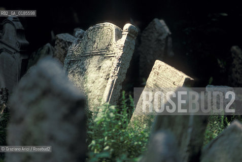 ( REPUBBLICA CECA ) PRAGA : JOSEFOV ( GHETTO EBRAICO )  - BETH-HACHAJIM ( ANTICO CIMITERO EBRAICO ) - © 1986 Graziano Arici/Rosebud2 / GEO / LAPIDE / EBREI