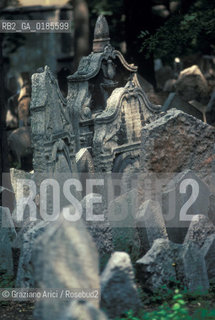 ( REPUBBLICA CECA ) PRAGA : JOSEFOV ( GHETTO EBRAICO )  - BETH-HACHAJIM ( ANTICO CIMITERO EBRAICO ) - © 1986 Graziano Arici/Rosebud2 / GEO / LAPIDE / EBREI