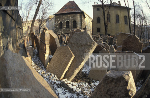 ( REPUBBLICA CECA ) PRAGA : JOSEFOV ( GHETTO EBRAICO )  - BETH-HACHAJIM ( ANTICO CIMITERO EBRAICO ) - © 1986 Graziano Arici/Rosebud2 / GEO / LAPIDE / EBREI