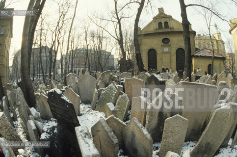 ( REPUBBLICA CECA ) PRAGA : JOSEFOV ( GHETTO EBRAICO )  - BETH-HACHAJIM ( ANTICO CIMITERO EBRAICO ) E LA SINAGOGA PINKAS  - © 1986 Graziano Arici/Rosebud2 / GEO / LAPIDE / EBREI