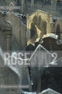 ( REPUBBLICA CECA ) PRAGA : JOSEFOV ( GHETTO EBRAICO )  - BETH-HACHAJIM ( ANTICO CIMITERO EBRAICO ) - © 1986 Graziano Arici/Rosebud2 / GEO / LAPIDE / EBREI