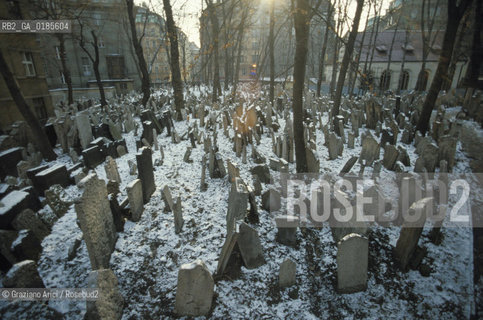 ( REPUBBLICA CECA ) PRAGA : JOSEFOV ( GHETTO EBRAICO )  - BETH-HACHAJIM ( ANTICO CIMITERO EBRAICO ) - © 1986 Graziano Arici/Rosebud2 / GEO / LAPIDE / EBREI