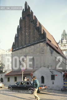 ( REPUBBLICA CECA ) PRAGA : JOSEFOV ( GHETTO EBRAICO )  - STARONOVA SKOLA ( SINAGOGA VECCHIO-NUOVA ) - © 1986 Graziano Arici/Rosebud2 / GEO / EBREI