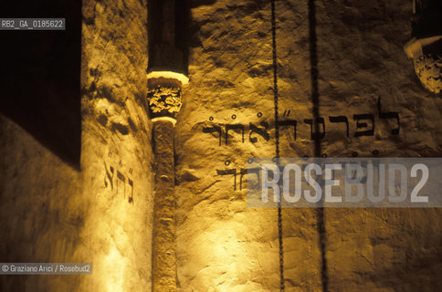 ( REPUBBLICA CECA ) PRAGA : JOSEFOV ( GHETTO EBRAICO )  - STARONOVA SKOLA ( SINAGOGA VECCHIO-NUOVA ) - © 1986 Graziano Arici/Rosebud2 / GEO / EBREI / SCRITTA