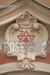 ( REPUBBLICA CECA ) PRAGA : JOSEFOV ( GHETTO EBRAICO )  - LO STEMMA DELLA SINAGOGA MEISL  - © 1986 Graziano Arici/Rosebud2 / GEO / EBREI