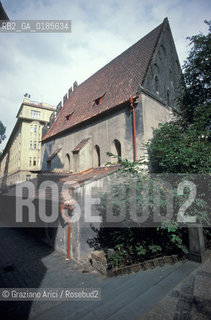( REPUBBLICA CECA ) PRAGA : JOSEFOV ( GHETTO EBRAICO )  - STARONOVA SKOLA ( SINAGOGA VECCHIO-NUOVA ) - © 1986 Graziano Arici/Rosebud2 / GEO / EBREI