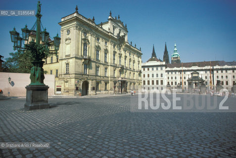 ( REPUBBLICA CECA ) PRAGA : LE PIAZZA DEL CASTELLO ( HRADCANSKE NAMESTI)  - © 1986 Graziano Arici/Rosebud2 / GEO