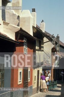 ( REPUBBLICA CECA ) PRAGA : IL CASTELLO ( HRADCANY) IL VICOLO DORO ( ZLATA ULICA )  - © 1986 Graziano Arici/Rosebud2 / GEO