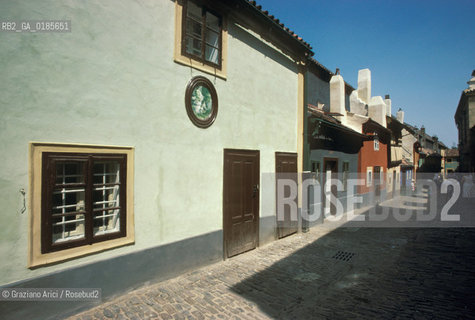( REPUBBLICA CECA ) PRAGA : IL CASTELLO ( HRADCANY) IL VICOLO DORO ( ZLATA ULICA )  - © 1986 Graziano Arici/Rosebud2 / GEO