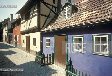 ( REPUBBLICA CECA ) PRAGA : IL CASTELLO ( HRADCANY) IL VICOLO DORO ( ZLATA ULICA )  - © 1986 Graziano Arici/Rosebud2 / GEO